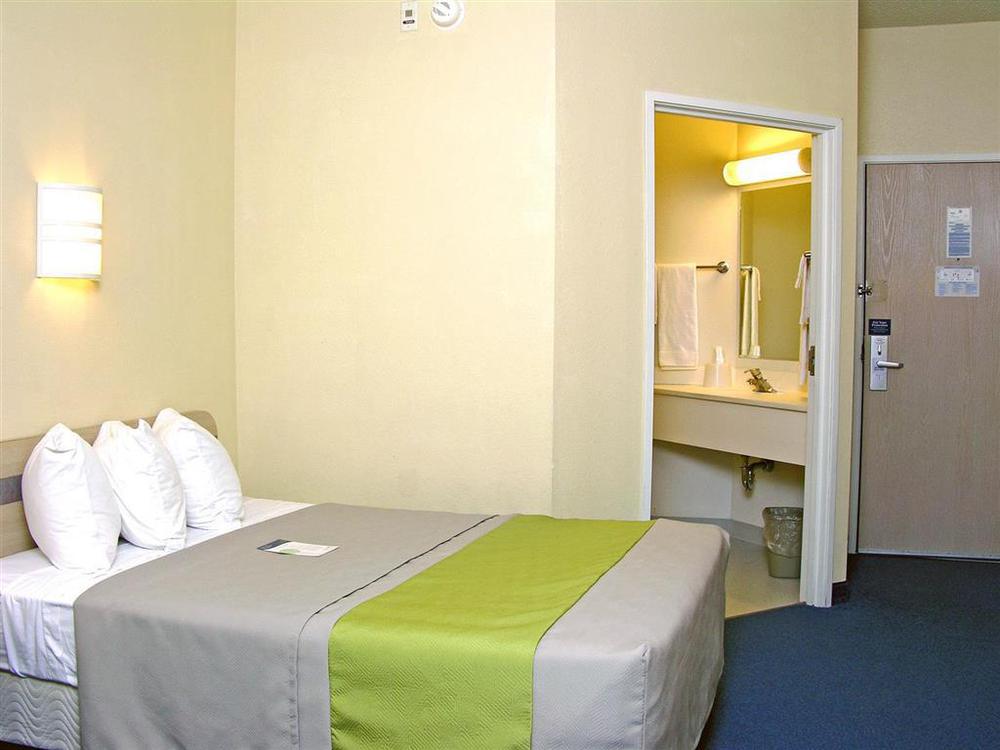 Studio Z, Ascend Hotel Collection Saint Robert Room photo
